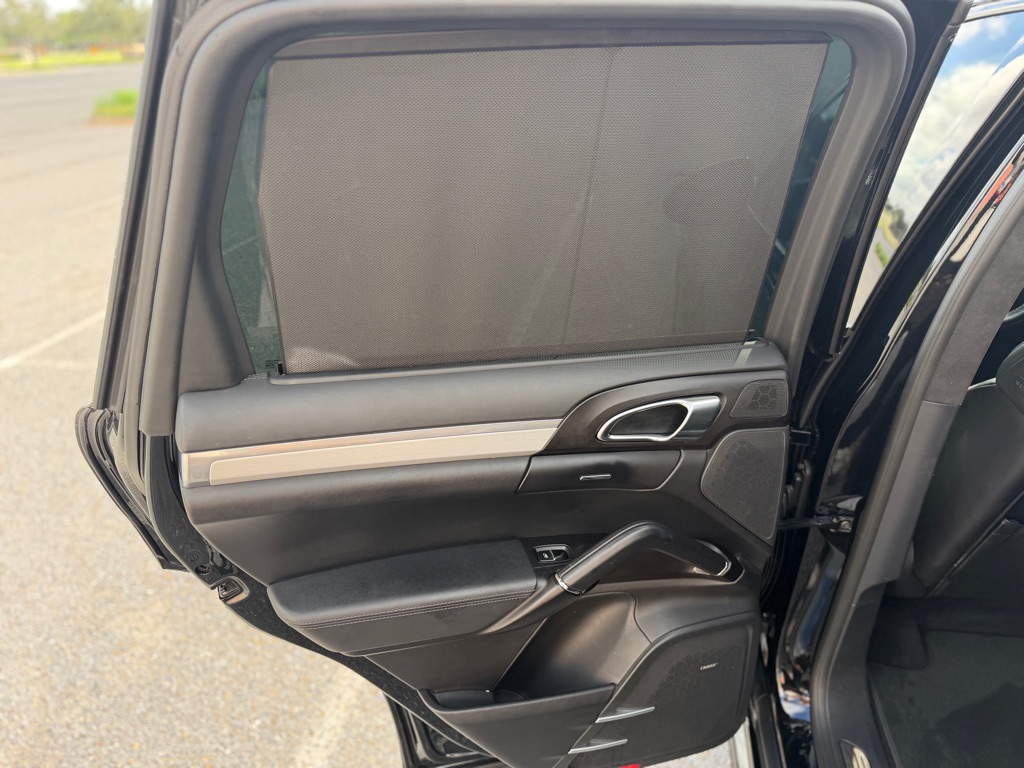Photo 21 of this PORSCHE CAYENNE