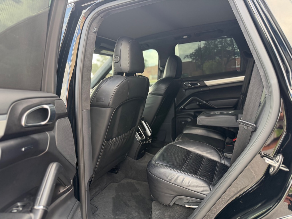 Photo 17 of this PORSCHE CAYENNE
