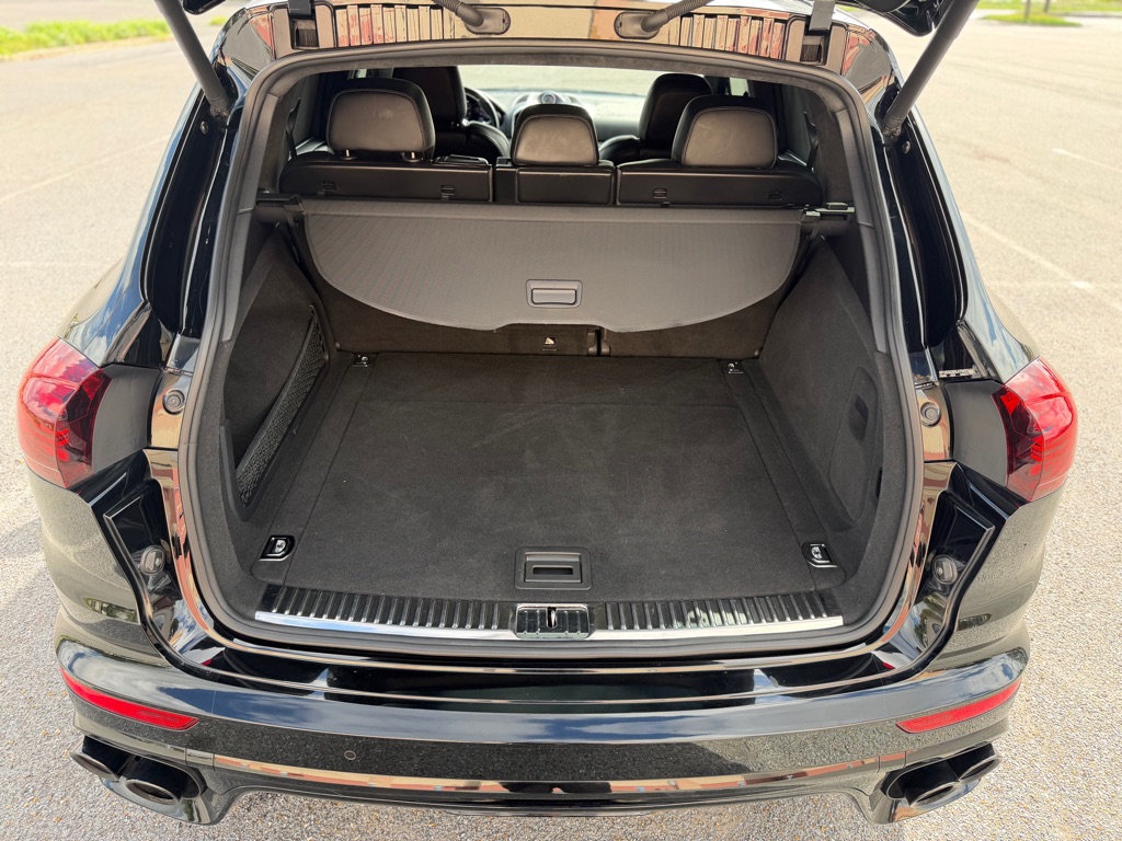 Photo 25 of this PORSCHE CAYENNE