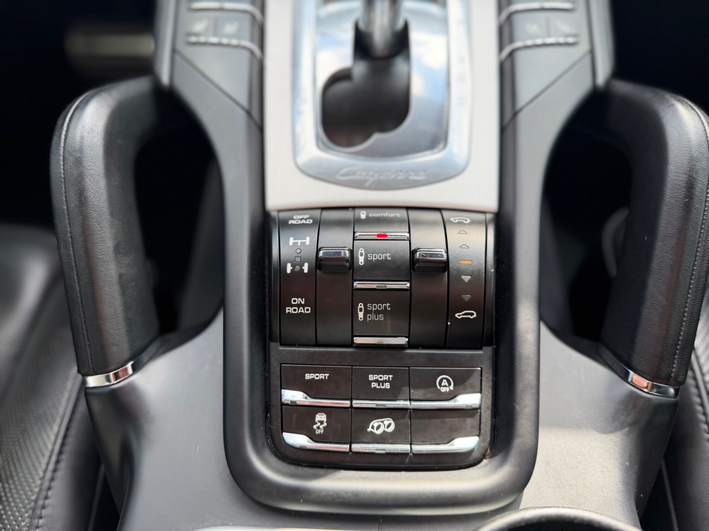Photo 12 of this PORSCHE CAYENNE