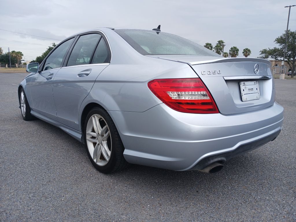 Photo 19 of this MERCEDES-BENZ C-CLASS