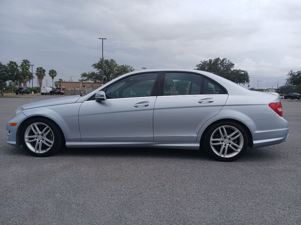 Photo 20 of this MERCEDES-BENZ C-CLASS