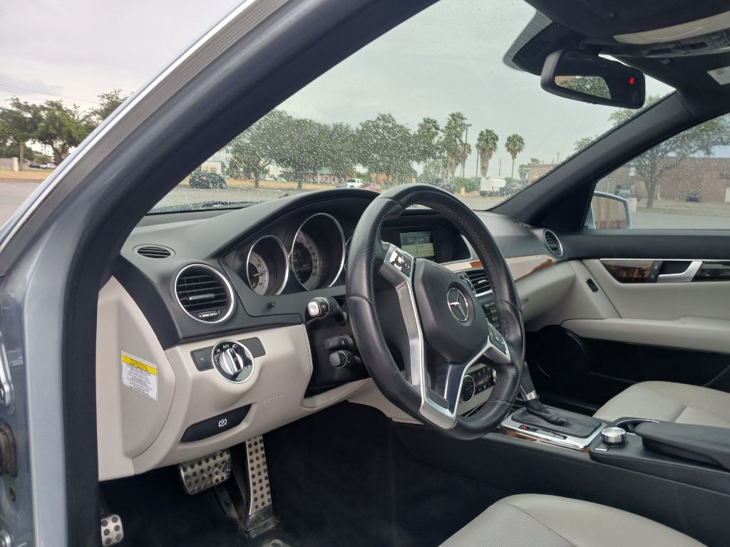 Photo 11 of this MERCEDES-BENZ C-CLASS