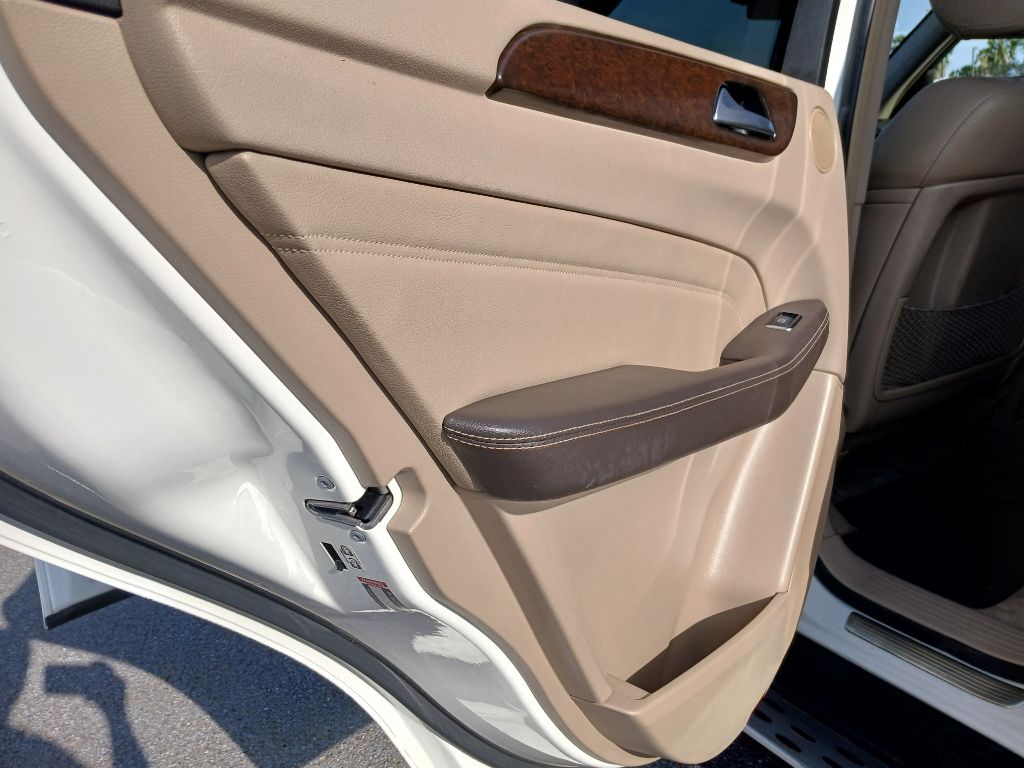 Photo 21 of this MERCEDES-BENZ M-CLASS