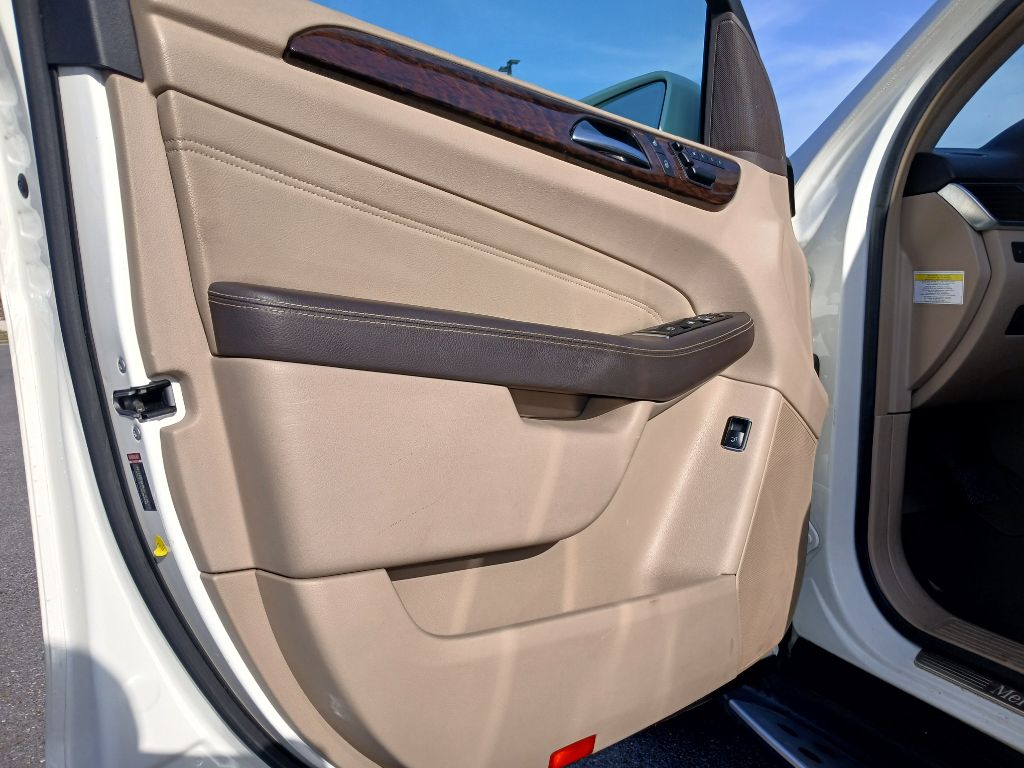 Photo 20 of this MERCEDES-BENZ M-CLASS