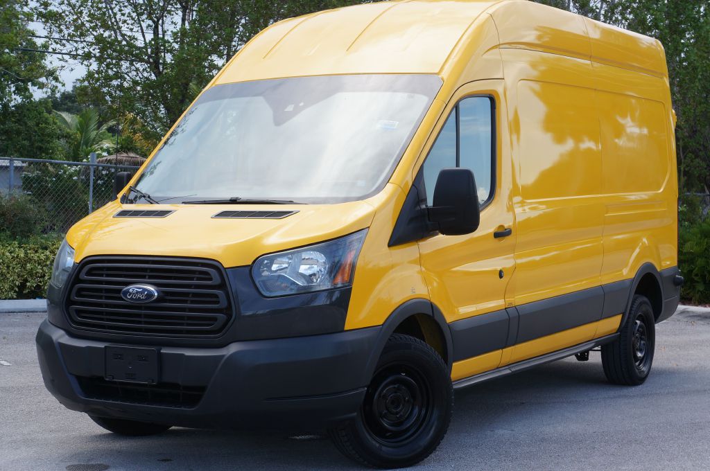 Photo 2 of this FORD TRANSIT T250 HR