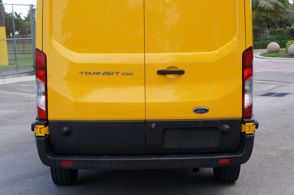 Photo 9 of this FORD TRANSIT T250 HR