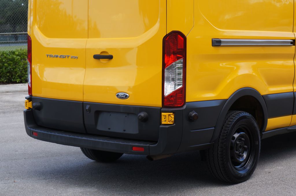 Photo 13 of this FORD TRANSIT T250 HR