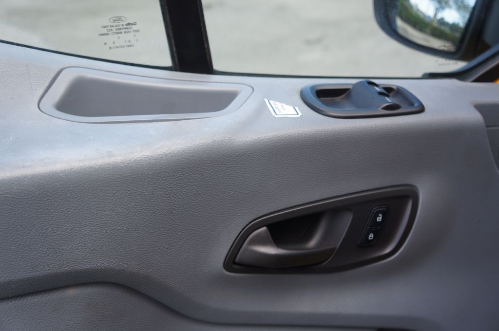 Photo 21 of this FORD TRANSIT T250 HR