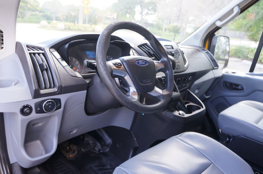 Photo 22 of this FORD TRANSIT T250 HR