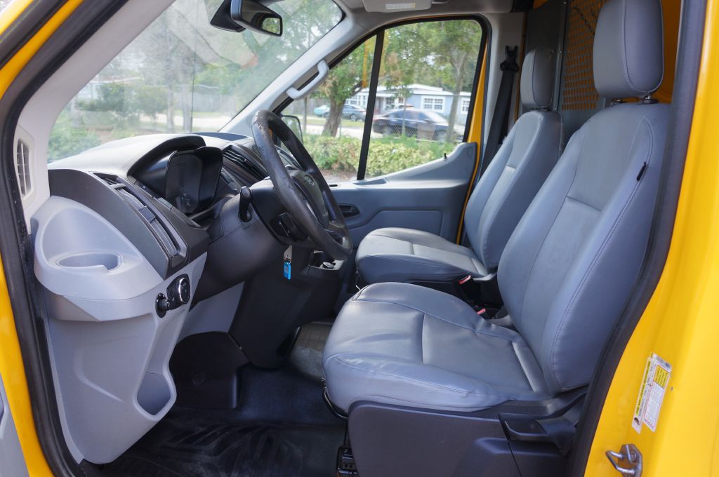 Photo 23 of this FORD TRANSIT T250 HR