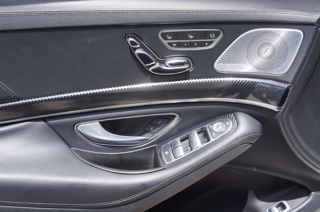 Photo 19 of this MERCEDES-BENZ S-CLASS