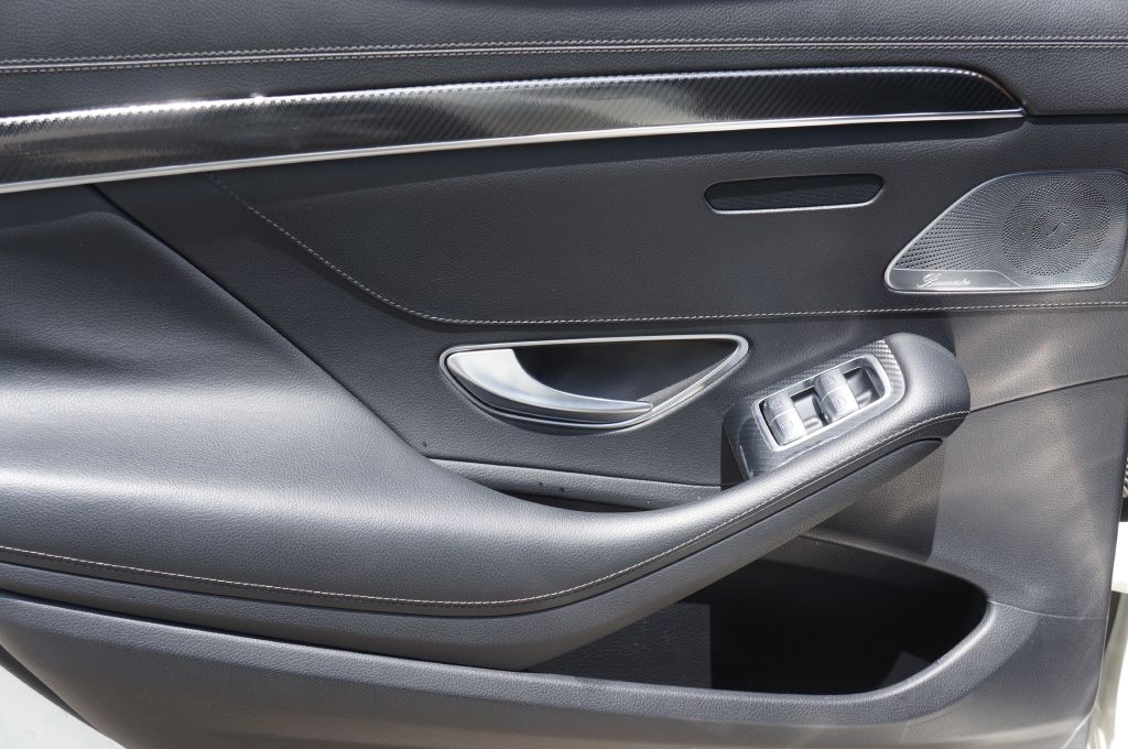Photo 24 of this MERCEDES-BENZ S-CLASS