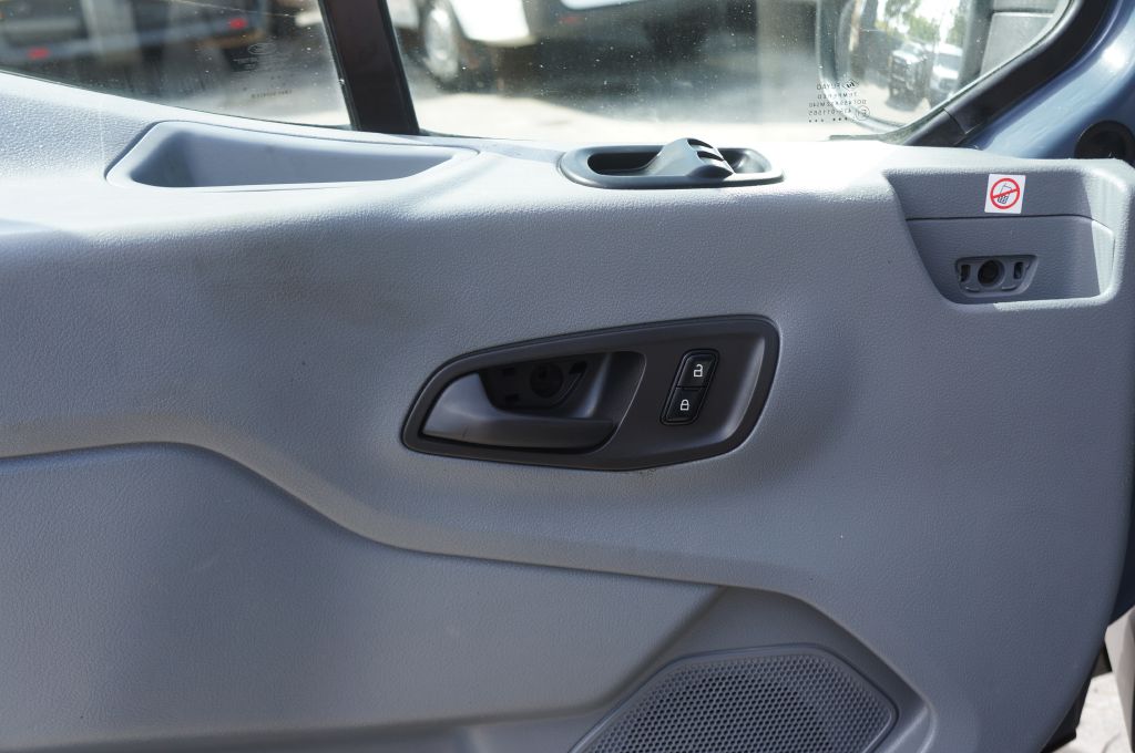 Photo 2 of this FORD TRANSIT T250 HR