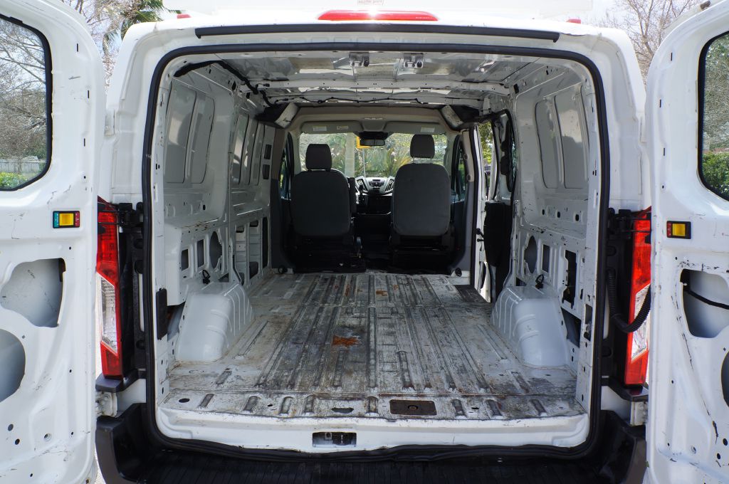 Photo 18 of this FORD TRANSIT T250 LR