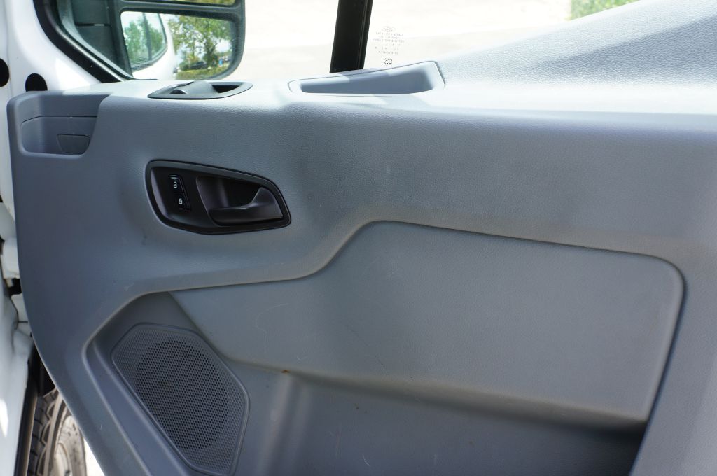 Photo 27 of this FORD TRANSIT T250 LR