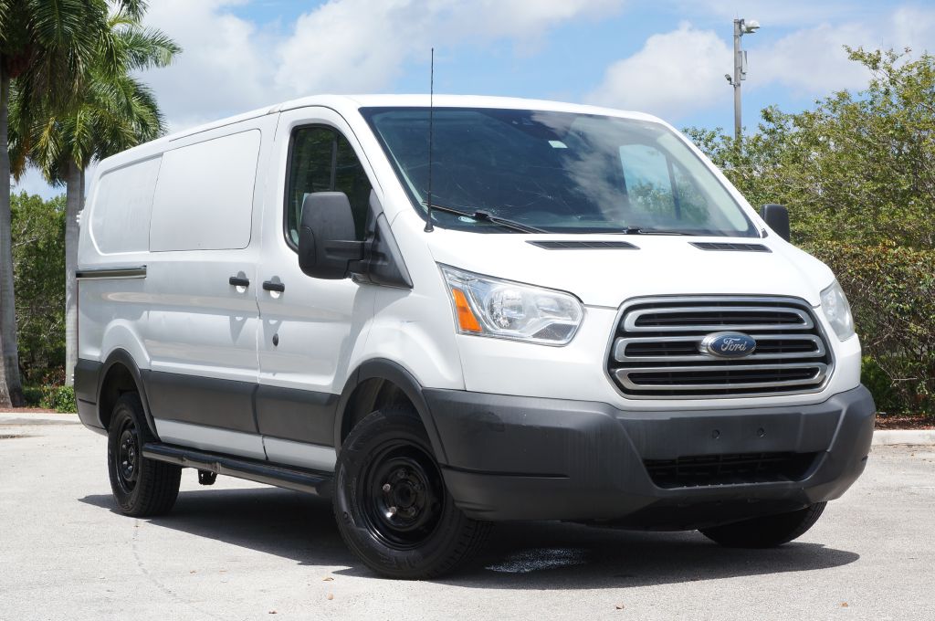 Photo 4 of this FORD TRANSIT T250 LR