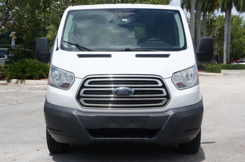 Photo 3 of this FORD TRANSIT T250 LR