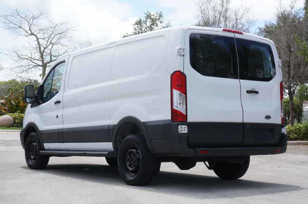 Photo 7 of this FORD TRANSIT T250 LR