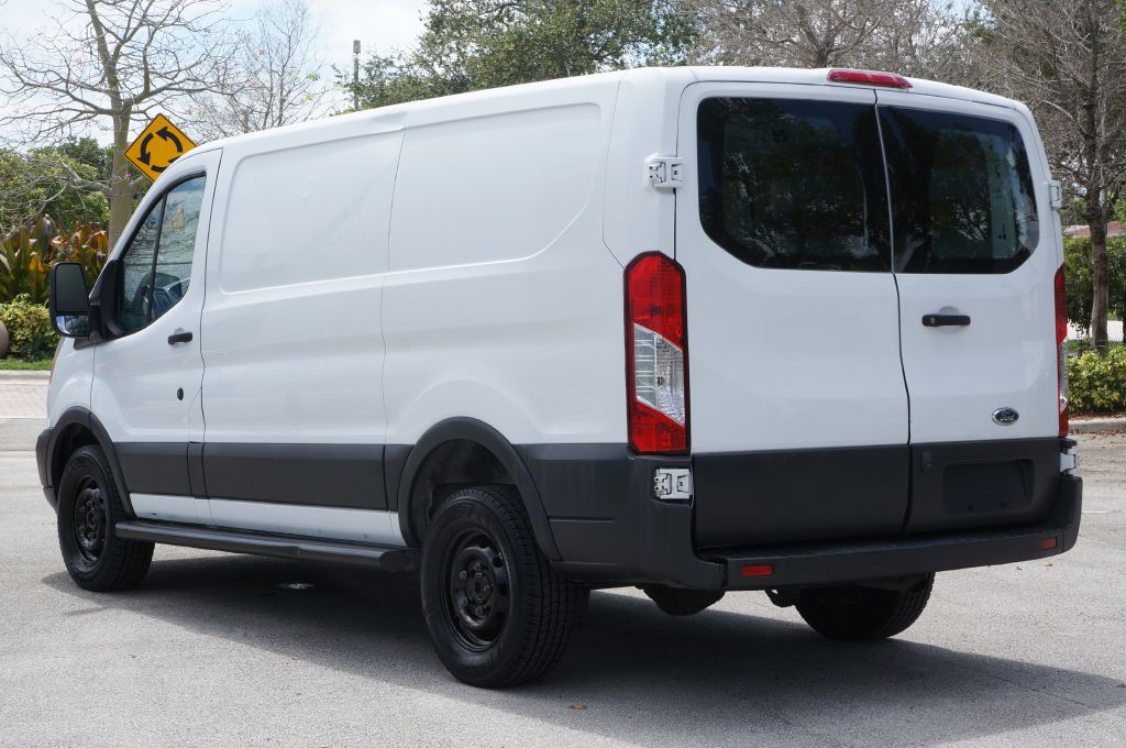 Photo 8 of this FORD TRANSIT T250 LR