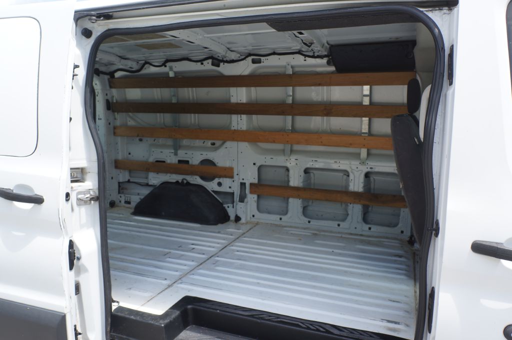 Photo 17 of this FORD TRANSIT T250 LR