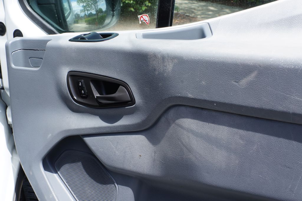 Photo 26 of this FORD TRANSIT T250 LR