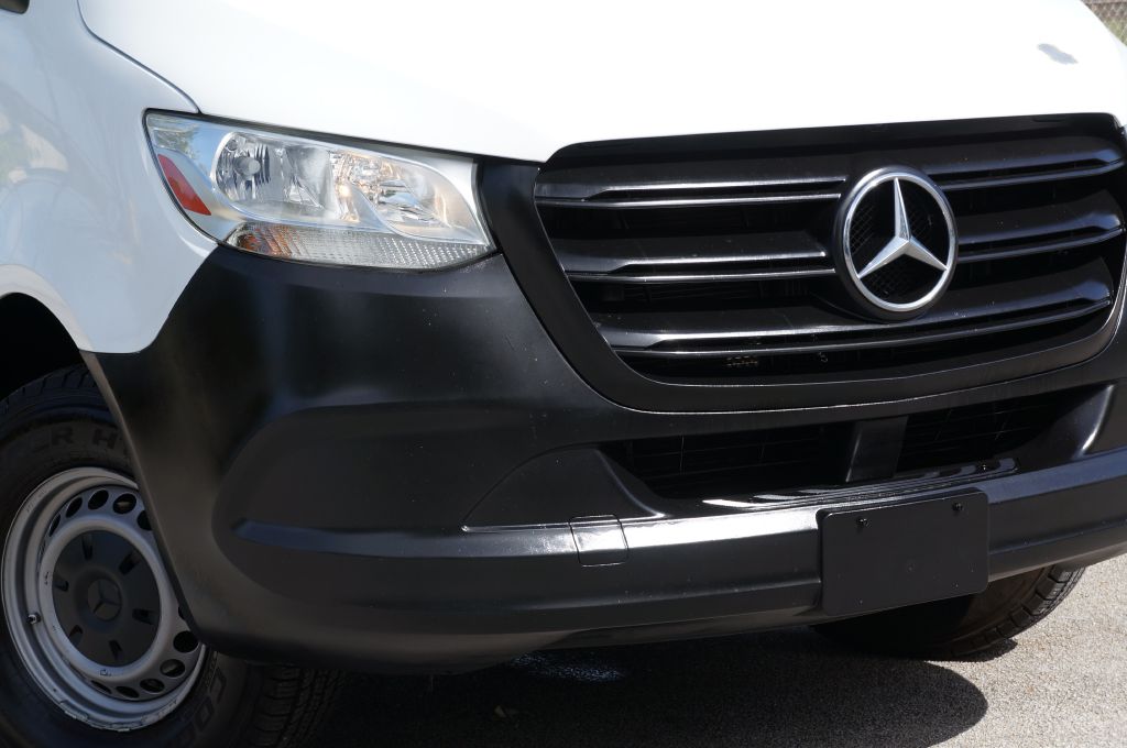 Photo 14 of this MERCEDES-BENZ SPRINTER HR