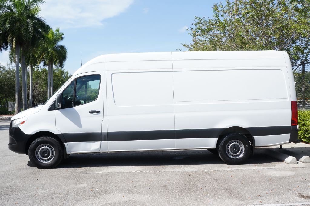 Photo 6 of this MERCEDES-BENZ SPRINTER HR
