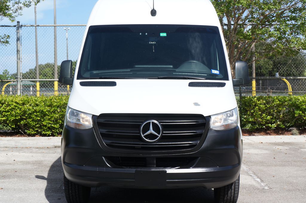Photo 2 of this MERCEDES-BENZ SPRINTER HR