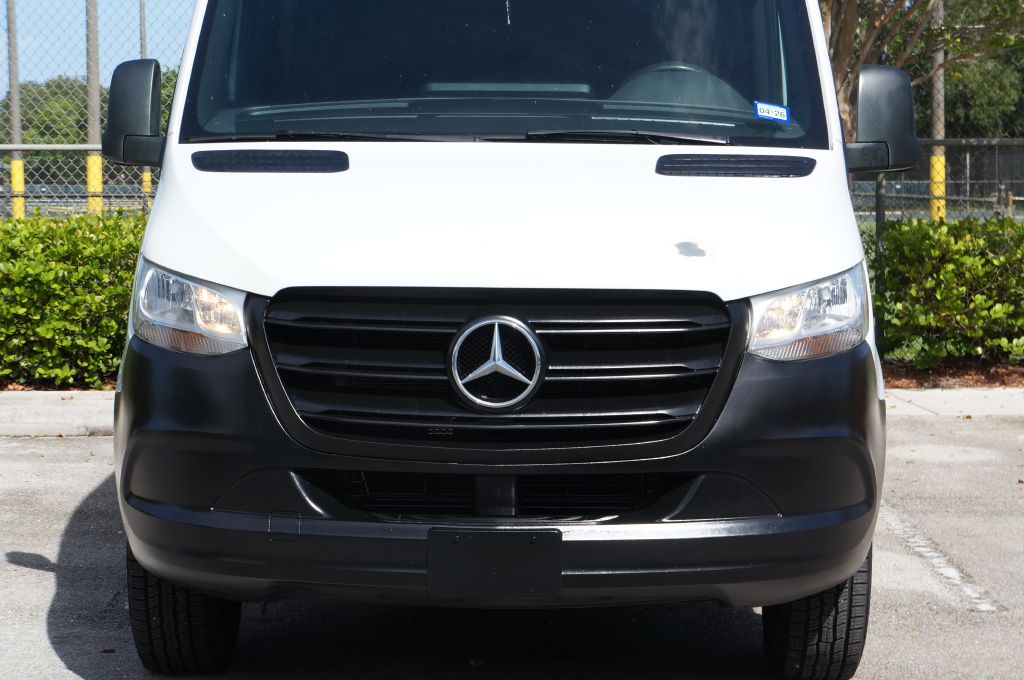 Photo 3 of this MERCEDES-BENZ SPRINTER HR