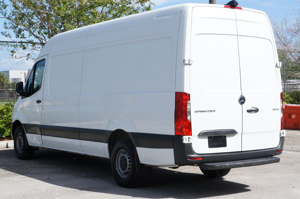 Photo 8 of this MERCEDES-BENZ SPRINTER HR