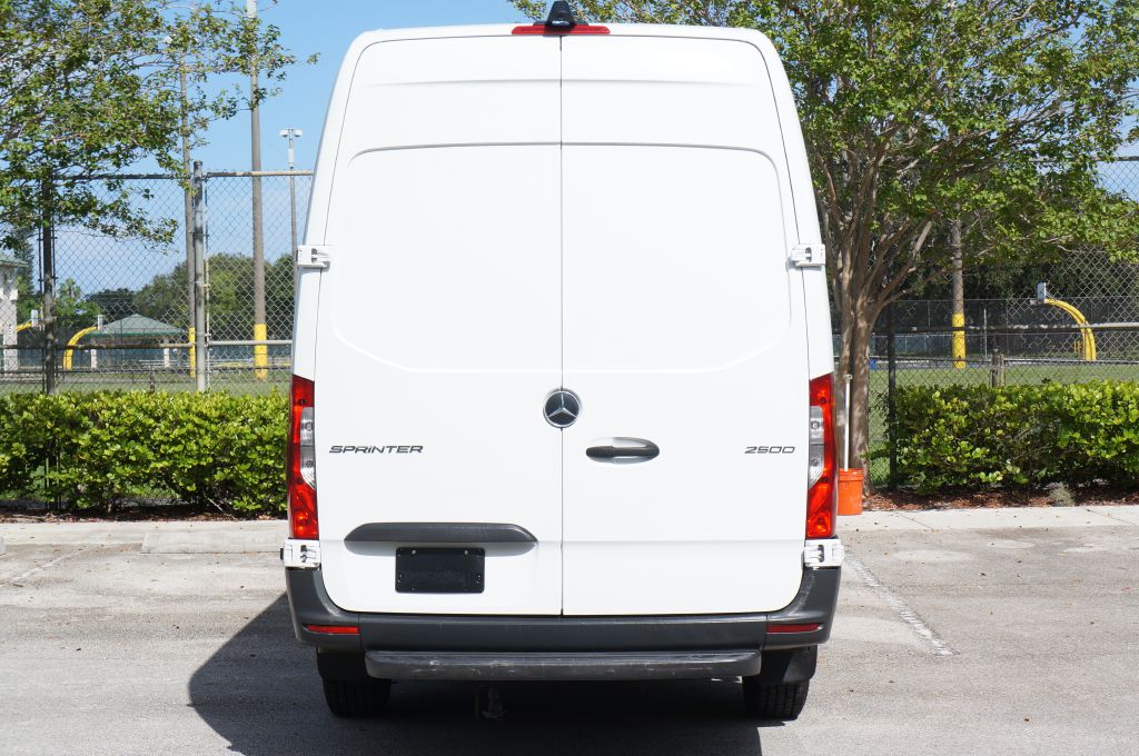 Photo 9 of this MERCEDES-BENZ SPRINTER HR