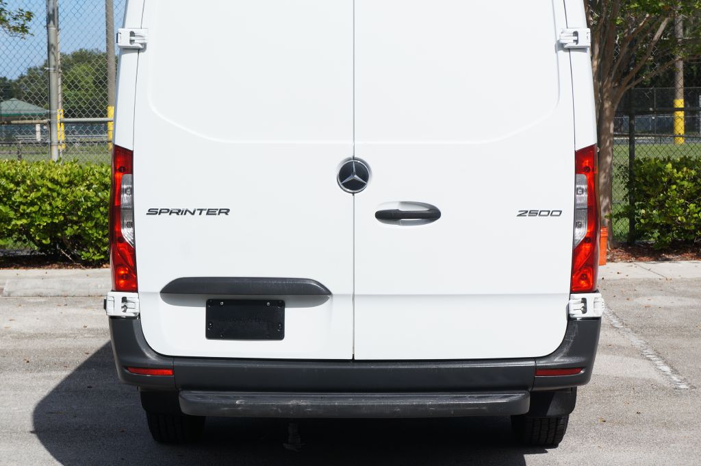 Photo 10 of this MERCEDES-BENZ SPRINTER HR