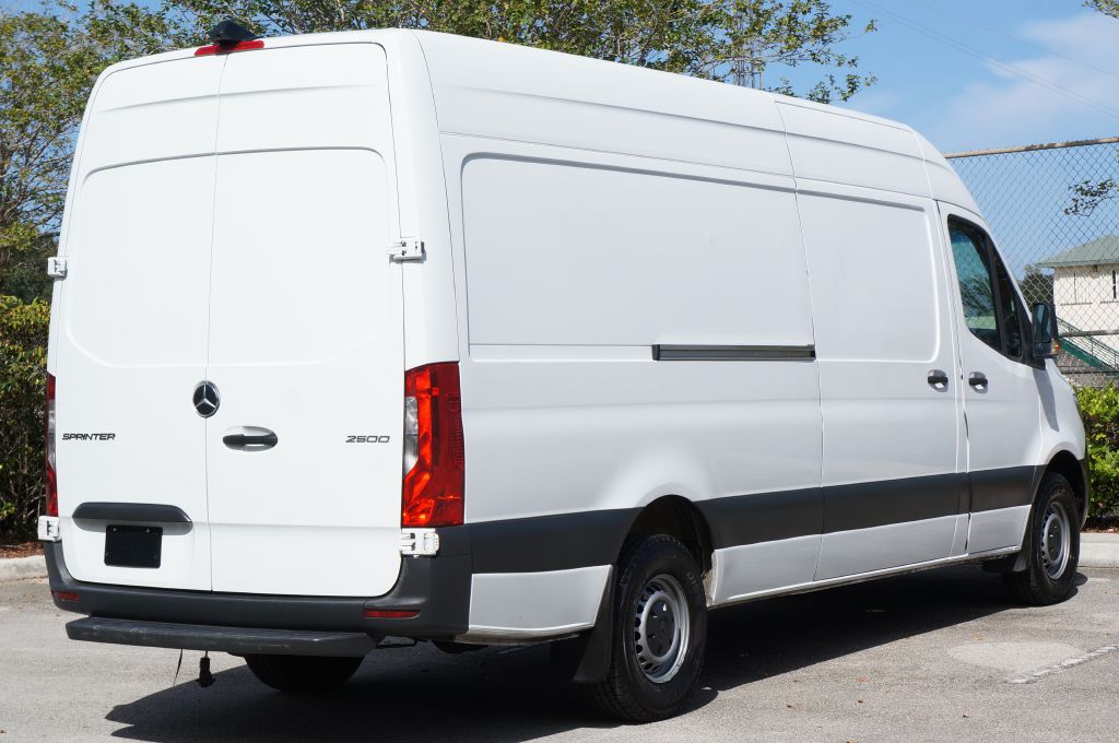 Photo 12 of this MERCEDES-BENZ SPRINTER HR