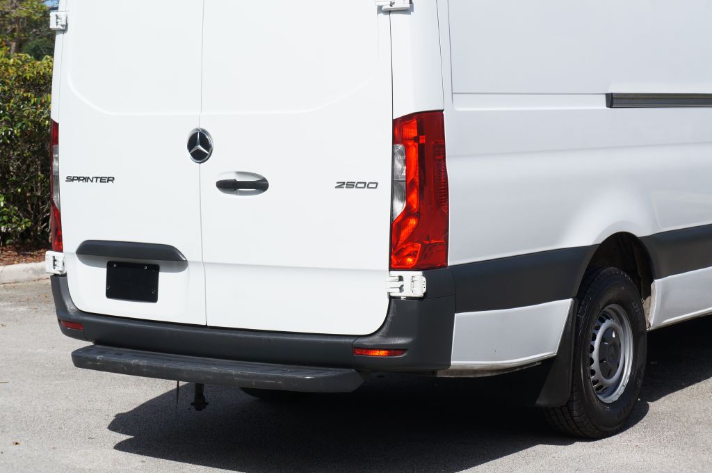 Photo 15 of this MERCEDES-BENZ SPRINTER HR