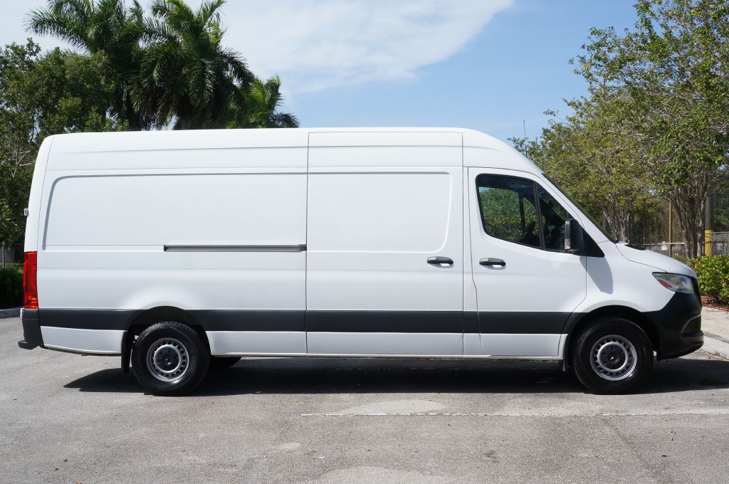 Photo 13 of this MERCEDES-BENZ SPRINTER HR