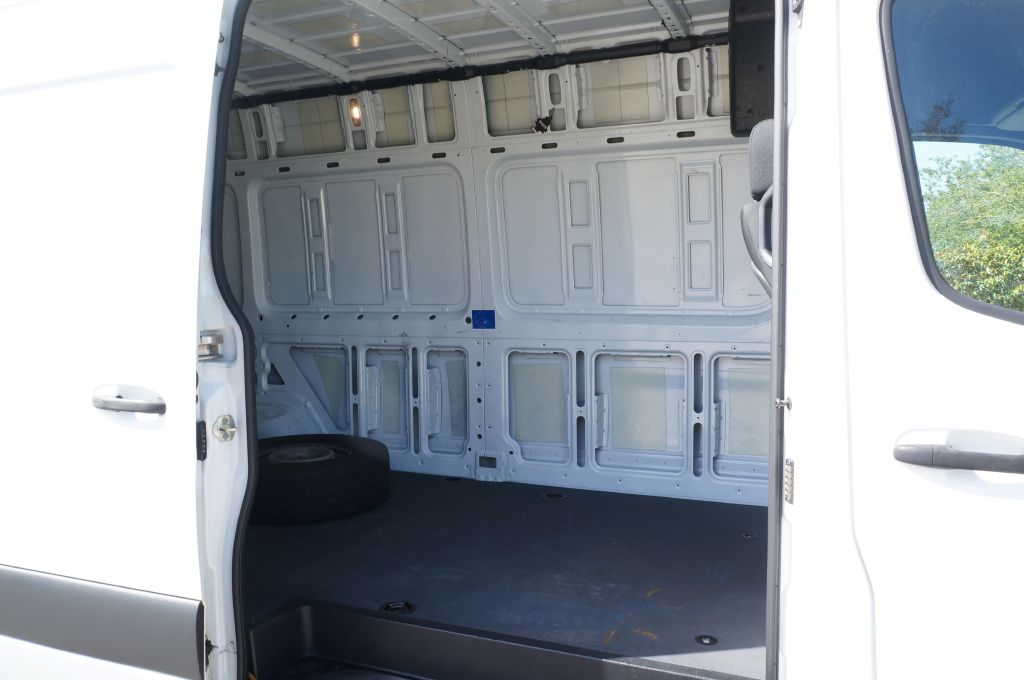 Photo 18 of this MERCEDES-BENZ SPRINTER HR