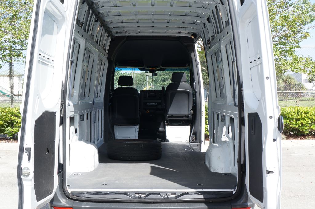 Photo 19 of this MERCEDES-BENZ SPRINTER HR