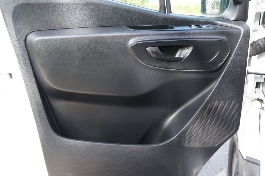 Photo 22 of this MERCEDES-BENZ SPRINTER HR
