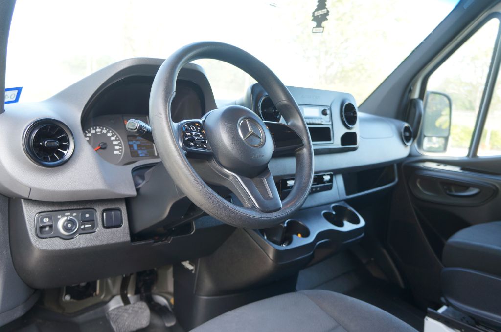 Photo 24 of this MERCEDES-BENZ SPRINTER HR