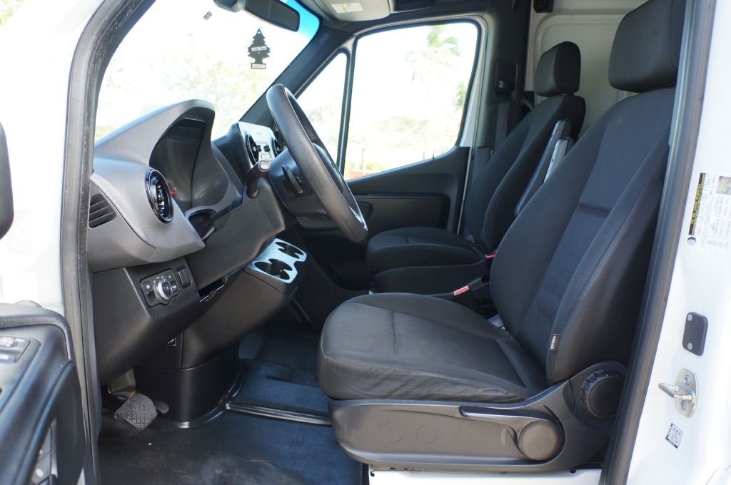 Photo 25 of this MERCEDES-BENZ SPRINTER HR