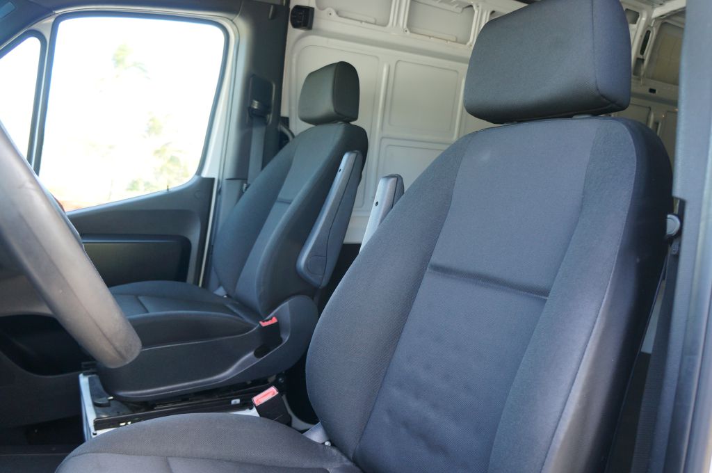 Photo 26 of this MERCEDES-BENZ SPRINTER HR