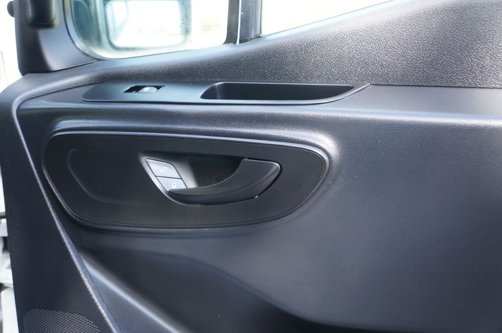 Photo 27 of this MERCEDES-BENZ SPRINTER HR
