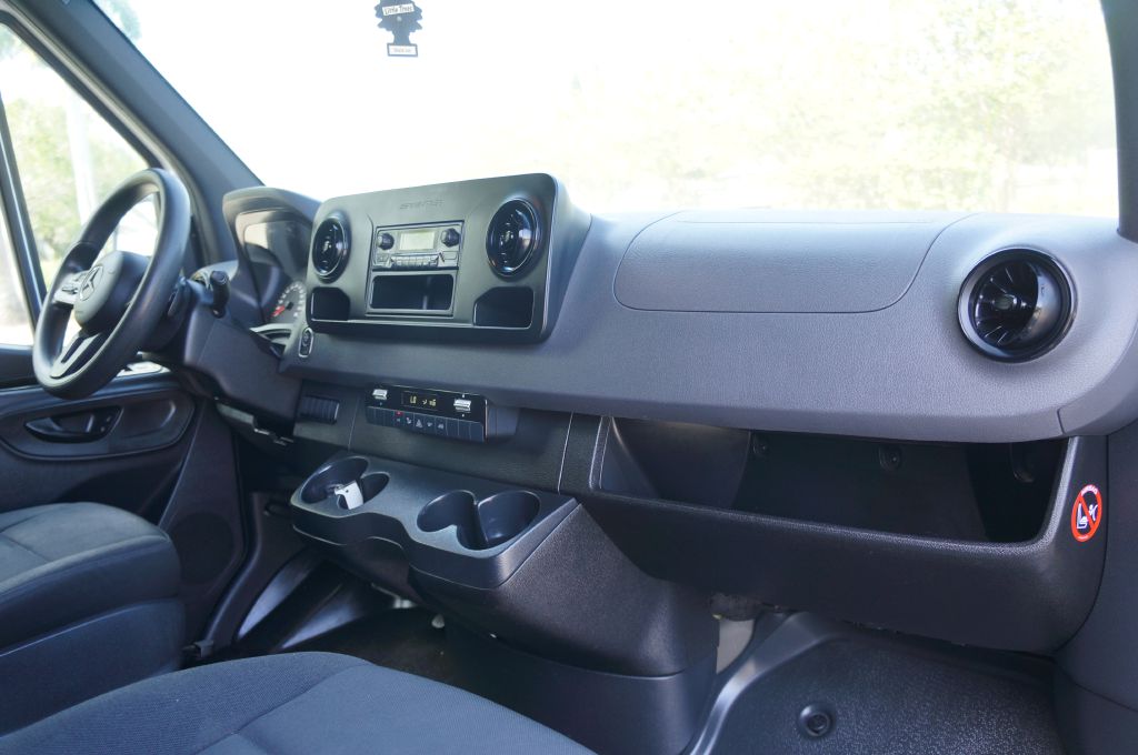 Photo 28 of this MERCEDES-BENZ SPRINTER HR