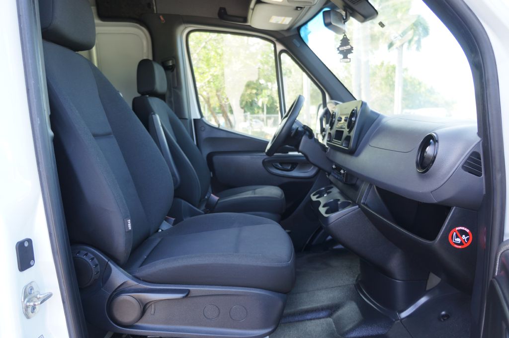 Photo 29 of this MERCEDES-BENZ SPRINTER HR