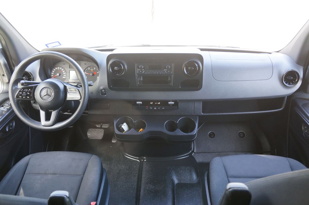 Photo 30 of this MERCEDES-BENZ SPRINTER HR