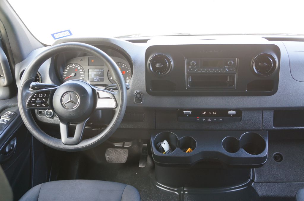 Photo 31 of this MERCEDES-BENZ SPRINTER HR