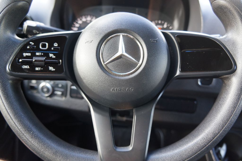 Photo 38 of this MERCEDES-BENZ SPRINTER HR