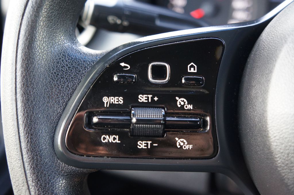 Photo 36 of this MERCEDES-BENZ SPRINTER HR