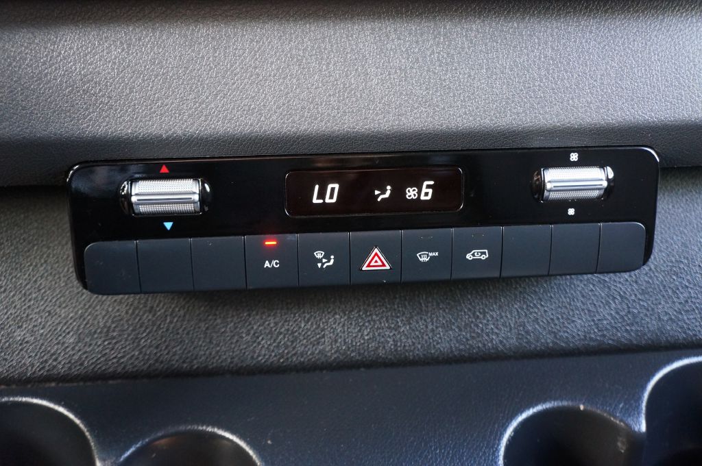 Photo 34 of this MERCEDES-BENZ SPRINTER HR